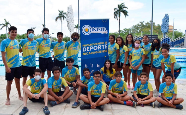  INISER, entregó apoyo económico al equipo de natación “Los Delfines”, para adquirir uniformes